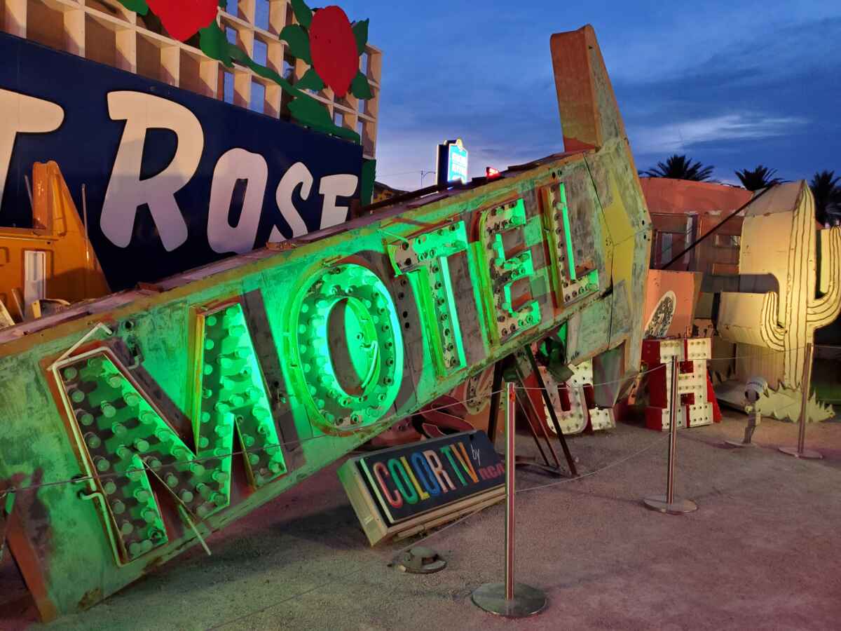 Is The Neon Museum Better Day or Night? (Neon Boneyard) 2 Visiting The Neon Museum at Night